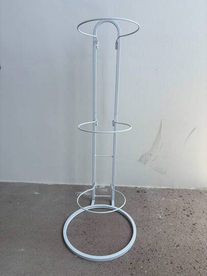 这款重型多功能金属篮球架适用于室内，落地式设计，圆形底座，加厚框架，可收纳篮球，节省空间，是健身房、车库、运动室的理想之选。它用途广泛，可存放球场配件和训练装备，结构稳固防倾倒，易于组装，适用于标准篮球，是家庭健身和团体训练的理想选择，保持地面整洁有序，采用耐腐蚀涂层，经典工业风外观，可与健身房和家居装饰完美融合。