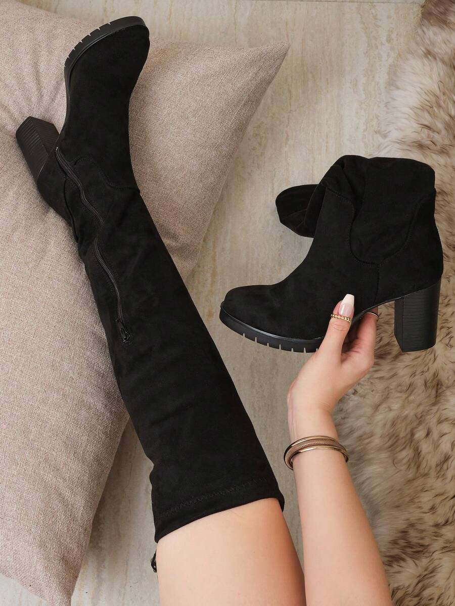 Acabado liso brillante, para salidas urbanas, conciertos o eventos nocturnos; fabricadas principalmente en licra elástica (también conocida como malla ajustada o spandex), con forro interno resistente; pertenecen al estilo mosquetero o botas de caña alta ajustada, ideal para uso en otoño-invierno y primavera fresca. Palabras clave útiles para búsqueda eficiente incluyen botas negras largas, botas altas negras, botas caña alta licra, botas largas mujer, mosqueteras negras, botas elásticas, "botines largos" como sinónimo, "botas ajustadas negras", "calzado femenino largo" y "botas por encima de la rodilla" - Negro - Ver 1