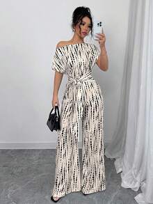 Mono de estilo bohemio para mujer con pantalones anchos con estampado integral, escote asimétrico y cintura con lazo, adecuado para diversas ocasiones como citas, trabajo, vacaciones y vida diaria.