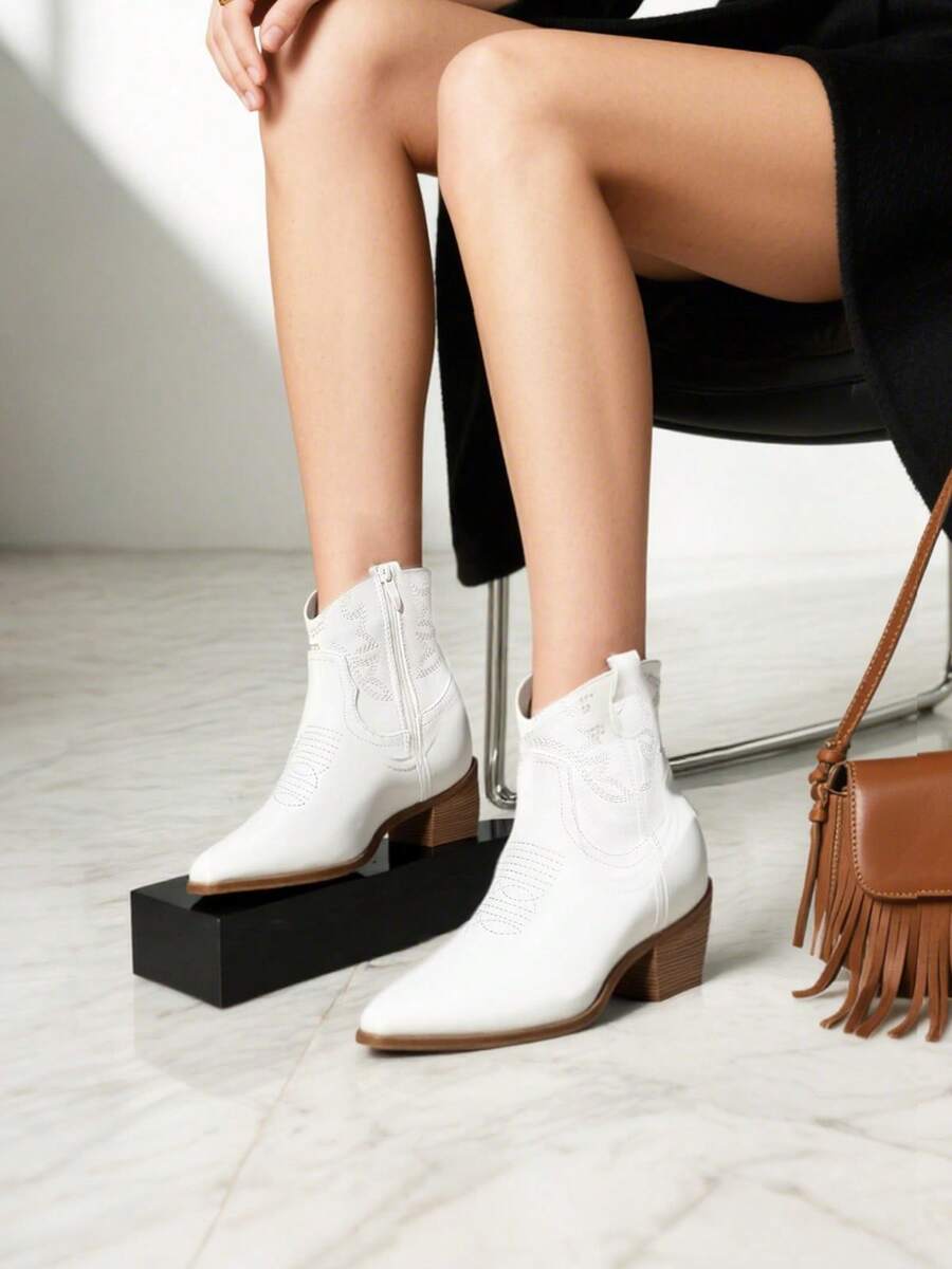 Nova coleção de botas femininas de cano curto estilo western de alta qualidade com bordado e zíper lateral, botas baixas estilo country, botas de cowboy confortáveis com salto baixo e largo para mulheres, botas de cano curto estilo western de alta qualidade com design moderno - Branco - Ver 1