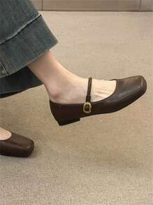 女士方头玛丽珍复古风格平底鞋，舒适一脚蹬休闲鞋，配有一个带扣带