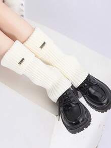 1 par de calentadores de piernas de invierno para mujer - Diseño elástico acanalado suave con decoración de hebilla de hierro, cobertura cómoda tipo calcetín para vaqueros y botas, estilo elegante y sencillo, accesorio para clima frío, ajuste ceñido y cómodo, construcción de tela suave, ropa de temporada de moda, un imprescindible para las mujeres fashionistas.