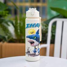 1 pieza Botella de agua de plástico de 750ml/26oz con temática de Shan Hai Jing, disponible en 4 estilos, con correa de asa, boca a prueba de fugas, portátil y duradera, a prueba de derrames cuando se invierte, adecuada para correr, deportes al aire libre, senderismo, viajes diarios, ciclismo, viajes, regalo de vacaciones