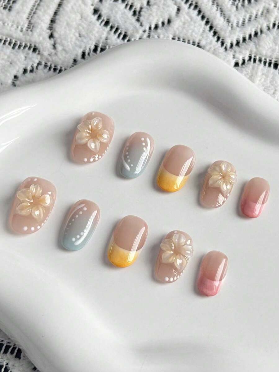 10片手工制作的短款美甲贴片，圣诞礼物，假指甲，短款美甲贴片，裸色搭配马卡龙配色，手工捏制3D花朵，手绘渐变风格，白色线条，波点纹理装饰，清新甜美，短款椭圆形，可拆卸美甲贴片，附赠工具包；适合爱美的女孩日常佩戴，也可作为节日礼物。 - 彩色 - 查看 1