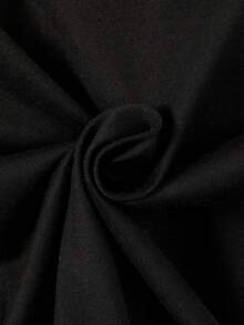 SpongeBob SquarePants Áo thun ngắn tay màu đen dáng rộng in hình hoạt hình. Hình SpongeBob mặc bộ đồ ngủ màu vàng xanh phối hoa tím, cười tươi và ôm một chiếc gối trắng. - màu đen - Xem 4