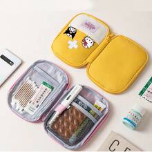 Sanrio 1 قطعة حقيبة طبية طوارئ مقاومة للماء من نايلون بطبعة هالو كيتي من سانريو، حقيبة طبية وللوقاية من الأوبئة محمولة بسحاب أحمر، حقيبة تخزين طبية للطوارئ للسفر والتخييم للعائلة، حقيبة طبية، حقيبة تخزين طبية، صندوق إسعافات أولية، ملحقات السفر، منظم السفر، لوازم السفر، حقيبة سفر، عطلة جامعية، سفينة سياحية، تخييم صيفي خارجي، لوازم التنزه والصيد