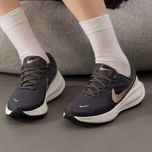 أحذية الجري للنساء من نايك ريفولوشن 8، مبطنة، خفيفة الوزن، قابلة للتنفس، أحذية جري مريحة على الطرق، HJ8485-200 - الأسود - مشاهدة 2