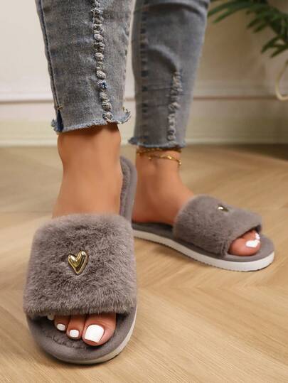 Chaussons de luxe mode avec décoration en forme de cœur pour femmes, doux et confortables, semelle souple et légers, conviennent pour le salon et la chambre, toutes saisons