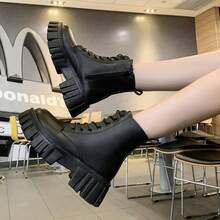 时尚黑色靴子，厚底增高，系带+侧拉链，街头短靴