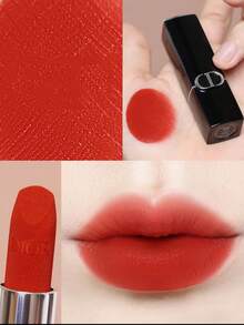 迪奥 [迷你] Rouge Dior Couture 彩色唇膏 #777 华氏度丝绒质感 1.5g / 花漾唇部护理持久唇膏 / 保湿持久唇膏 - 丝绒 / 彩妆偶像，展现三种妆效，多种色调可选。这款持久唇膏采用保湿配方，并融入花漾唇部护理，带来 24 小时舒适体验。 - #777 Velvet 1.5g - 查看 3