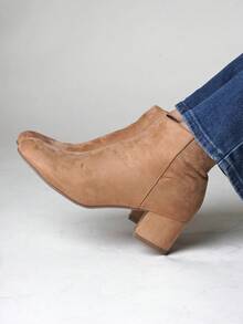Women's Black Vegan Suede Cheetah Faux Suede Cognac Vegan Suede Natural Faux Suede Smokey Taupe White PU Chunky Low Heel Zip-Up Ankle Boots – Minimalist Round/Pointed Toe Fashion Booties [Size Up Half Size] - 天然仿麂皮 - 查看 2