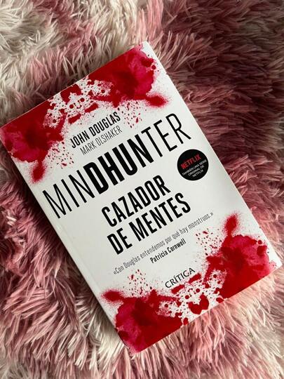 Mindhunter libro de crímenes reales, literatura de psicología criminal, historias impactantes, recomendado para adultos y fanáticos de misterio