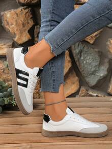 Hatastic 百搭黑白条纹休闲女鞋 - 轻便合成革鞋面，系带设计，塑料鞋底，完美搭配休闲装束，四季皆宜 | 条纹图案鞋 | 塑料鞋底，复古风运动鞋，适合春夏、音乐节、Y2K 节、返校季、秋冬等各种场合，女士鞋履，女士运动鞋，音乐节礼物 - 黑與白 - 查看 9