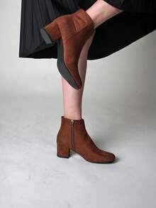 Women's Black Vegan Suede Cheetah Faux Suede Cognac Vegan Suede Natural Faux Suede Smokey Taupe White PU Chunky Low Heel Zip-Up Ankle Boots – Minimalist Round/Pointed Toe Fashion Booties [Size Up Half Size] - 干邑白蘭地純素絨面革 - 查看 2