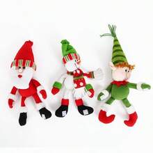 Świąteczne dekoracje: Święty Mikołaj i bałwan trzymający czerwony pokrowiec na butelkę wina/szampana, dekoracja baru i restauracji