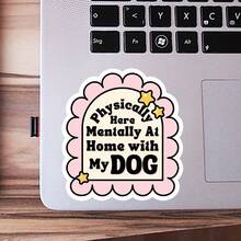 1 PIEZA Pegatina de 3 pulgadas "Físicamente aquí, mentalmente en casa con mi perro" para iPads, planificadores y tazas de café, para introvertidos, sobrevivientes de agotamiento y personas que se teletransportan emocionalmente a la ubicación de su perro, un regalo del núcleo de confort para los sobrestimulados