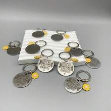 36 Peças/12 Conjuntos de Girassóis Motivacionais, "Você é Incrível!" "Você é Demais" Conjunto de Chaveiros de Presente, Aniversário, Formatura, Colheita de Outono, Ação de Graças, Natal, Presente de Feedback, Para Professores e Colegas como Agradecimento. O Conjunto Inclui 12 Chaveiros de Aço Inoxidável, 12 Cartões de Agradecimento com Folha Verde e 12 Sacos de Organza Branca Ideias de Presente Acessórios de Bolsa Cordões com Suporte de ID Acessórios de Carro Encantos de Bolsa