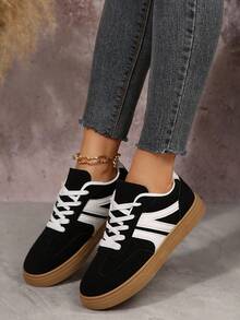 Fall/Winter 1 Pair Women's Fashion Sneakers, Geometric Pattern PU Upper, Lace-Up Closure, Retro Round Toe, Sporty Casual Trainers - Black - View 1