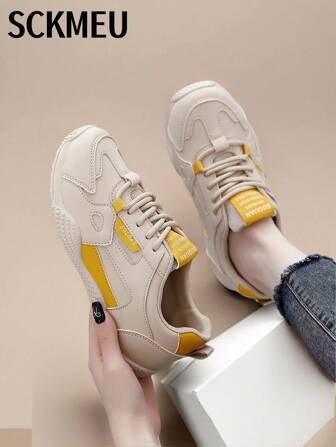 SCKMEU 1双女式网眼一脚蹬鞋！米色底色搭配黑色和黄色装饰，透气舒适，轻松打造休闲时尚造型