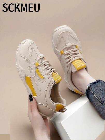 SCKMEU. 1双女式网眼一脚蹬鞋！米色底色搭配黑色和黄色装饰，透气舒适，轻松打造休闲时尚造型