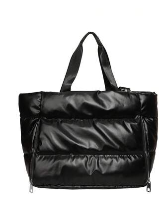 暗黑系列绗缝羽绒托特包，机能风格与极简美学的碰撞。采用优质材质，触感如同羽绒般蓬松柔软，立体绗缝工艺塑造建筑轮廓。两侧设有隐藏式拉链口袋，主隔层采用大容量设计。