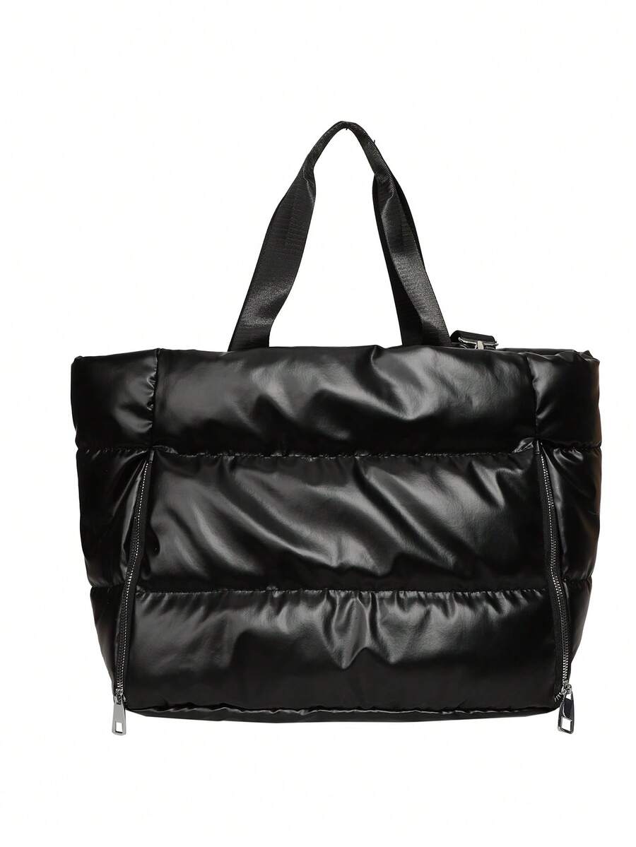 暗黑系列绗缝羽绒托特包，机能风格与极简美学的碰撞。采用优质材质，触感如同羽绒般蓬松柔软，立体绗缝工艺塑造建筑轮廓。两侧设有隐藏式拉链口袋，主隔层采用大容量设计。