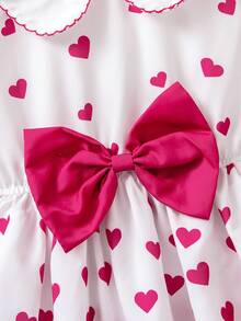 Rochie pentru fete cu imprimeu de inimă, guler Peter Pan, albă, imprimeu integral cu inimioare roz, guler Peter Pan și design cu fundă mare, stil dulce de prințesă. Potrivită pentru petreceri de ziua de naștere, dans, spectacole școlare. Primăvara, toamna, iarna.