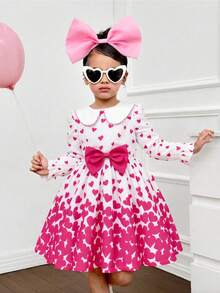 Rochie pentru fete cu imprimeu de inimă, guler Peter Pan, albă, imprimeu integral cu inimioare roz, guler Peter Pan și design cu fundă mare, stil dulce de prințesă. Potrivită pentru petreceri de ziua de naștere, dans, spectacole școlare. Primăvara, toamna, iarna.