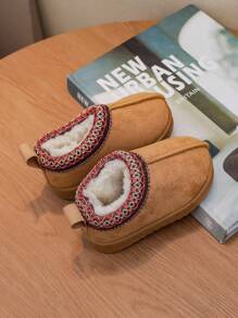 A Pair Of Children's Short Boots With Thermal Lined, Ultra-Thick Plush Children's Snow Boots, Stylish Slip-On Boots With Braided Decoration, Suitable For Boys And Girls To Wear Indoors And Outdoors, For Skiing, And During Festivals And Winter.