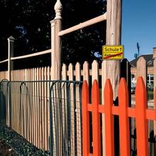 1 Peça Placa Direcional de Estrada Escolar Alemã - Decoração de Parede de Madeira Retrô para Casa e Exterior, Decoração Perfeita de Volta às Aulas ou Ideia de Presente para Pais de Alunos do Primeiro Ano, Decoração de Festa | Placa de Estilo Retrô | Decorações Escolares