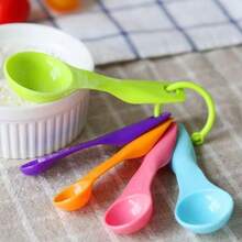 A Five-Piece Household Plastic Measuring Cup And Spoon Set, Including Graduated Baking Measures, Seasoning Spoons, And Coffee Measuring Spoons.