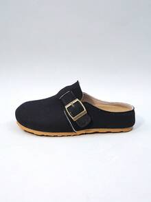 زوج من الشباشب المرنة للأطفال، مزينة بإبزيم معدني، من مادة الغزال، مريحة ومانعة للانزلاق، ذات حزام مغلق للأصبع، كعب مسطح بيج، كاجوال رجعي، مناسبة للارتداء اليومي