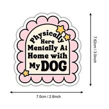 1 PIEZA Pegatina de 3 pulgadas "Físicamente aquí, mentalmente en casa con mi perro" para iPads, planificadores y tazas de café, para introvertidos, sobrevivientes de agotamiento y personas que se teletransportan emocionalmente a la ubicación de su perro, un regalo del núcleo de confort para los sobrestimulados