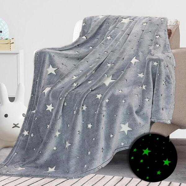 1pc Gray Star Pattern Design, A Flannel Blanket That Glows In The Dark. Made From Premium Flannel Fabric, It Is Soft And Skin-Friendly, Making It Ideal For Teenagers. Warm And Cozy, It Is Perfect For Use On Sofas, In Bedrooms, And For Travel. It Serves As An Excellent Gift For Friends And Classmates.