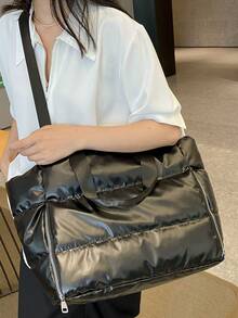 暗黑系列绗缝羽绒托特包，机能风格与极简美学的碰撞。采用优质材质，触感如同羽绒般蓬松柔软，立体绗缝工艺塑造建筑轮廓。两侧设有隐藏式拉链口袋，主隔层采用大容量设计。 - 黑色 - 查看 3
