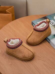 A Pair Of Children's Short Boots With Thermal Lined, Ultra-Thick Plush Children's Snow Boots, Stylish Slip-On Boots With Braided Decoration, Suitable For Boys And Girls To Wear Indoors And Outdoors, For Skiing, And During Festivals And Winter.