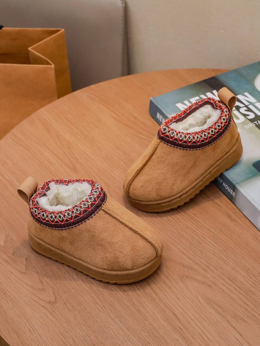 A Pair Of Children's Short Boots With Thermal Lined, Ultra-Thick Plush Children's Snow Boots, Stylish Slip-On Boots With Braided Decoration, Suitable For Boys And Girls To Wear Indoors And Outdoors, For Skiing, And During Festivals And Winter.