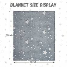 1件灰色星星图案设计，夜光法兰绒毯。采用优质法兰绒面料制成，柔软亲肤，是青少年的理想之选。温暖舒适，非常适合沙发、卧室和旅行使用。是馈赠亲朋好友的绝佳礼物。 - 淺灰色五角星 - 查看 6