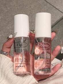 PEACH JO+ زجاجة 75 مل من رذاذ العطر للملابس بنكهة دائمة ، سلسلة الأنماط البسيطة ، منعش للهواء ، مناسب للاستخدام في الداخل ، المطبخ ، الحمام ، غرفة المعيشة ، المكتب ، السفر ، الفندق ، مزيل روائح للملابس ، هدايا ، مواعيد ، هدايا عيد الحب ، محمول