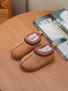 A Pair Of Children's Short Boots With Thermal Lined, Ultra-Thick Plush Children's Snow Boots, Stylish Slip-On Boots With Braided Decoration, Suitable For Boys And Girls To Wear Indoors And Outdoors, For Skiing, And During Festivals And Winter.