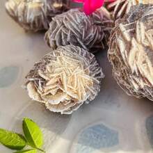 1 paquete de cuentas de piedra rosa del desierto, 100g/3.55oz, formación mineral natural de yeso selenita, colección de piedras de rosa de arena, acento decorativo espiritual para el hogar, para claridad y orientación, 0.787-1.57in