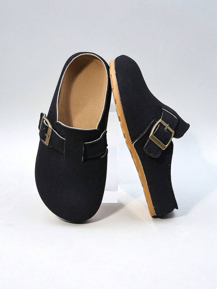 زوج من الشباشب المرنة للأطفال، مزينة بإبزيم معدني، من مادة الغزال، مريحة ومانعة للانزلاق، ذات حزام مغلق للأصبع، كعب مسطح بيج، كاجوال رجعي، مناسبة للارتداء اليومي