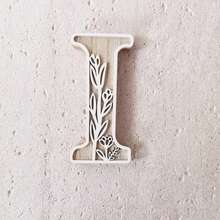 1 pieza Ornamento de letra tallada con flores inglesas de madera que se puede colgar. Decoraciones de Acción de Gracias y Navidad. Decoración única para la habitación, arte de pared, decoración de boda, estilo de campo francés. Decoración de madera con flores talladas - Perfecto para el hogar, la cocina o la decoración de la boda - Versátil, adecuado para exhibición en el escritorio