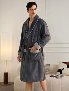 男士法兰绒披肩领长款蓬松睡袍，带口袋和腰带，刺绣字母设计，适合秋冬季节，舒适保暖