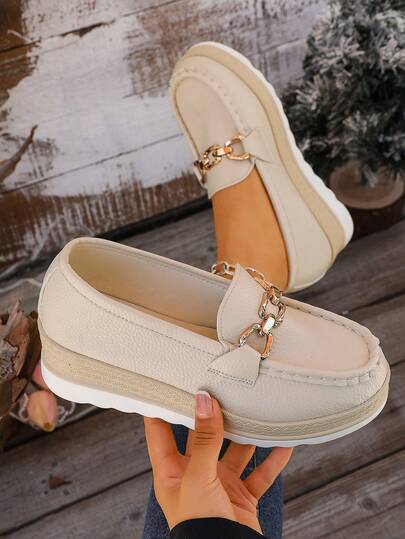 Mocassini casual comodi con decorazione a catena metallica e zeppa, adatti per uso quotidiano