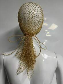 1顶65厘米镶钻女式鸭舌帽，适合夜店佩戴