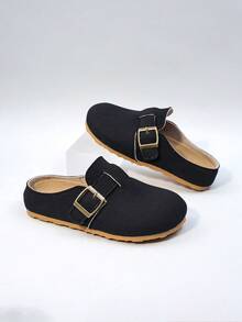 زوج من الشباشب المرنة للأطفال، مزينة بإبزيم معدني، من مادة الغزال، مريحة ومانعة للانزلاق، ذات حزام مغلق للأصبع، كعب مسطح بيج، كاجوال رجعي، مناسبة للارتداء اليومي