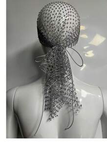 1顶65厘米镶钻女式鸭舌帽，适合夜店佩戴