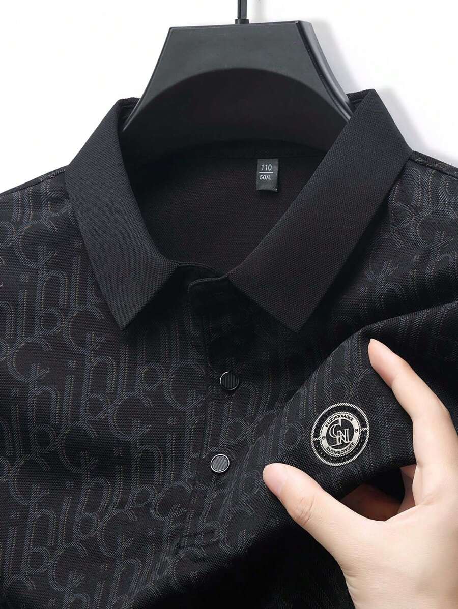 男士夏季字母迷你华夫格图案 Polo 衫，时尚翻领轻便商务休闲装 - 黑色 - 查看 1