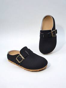 زوج من الشباشب المرنة للأطفال، مزينة بإبزيم معدني، من مادة الغزال، مريحة ومانعة للانزلاق، ذات حزام مغلق للأصبع، كعب مسطح بيج، كاجوال رجعي، مناسبة للارتداء اليومي